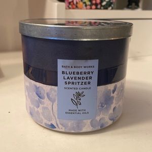 NWT Blueberry Lavender Spritzer Candle